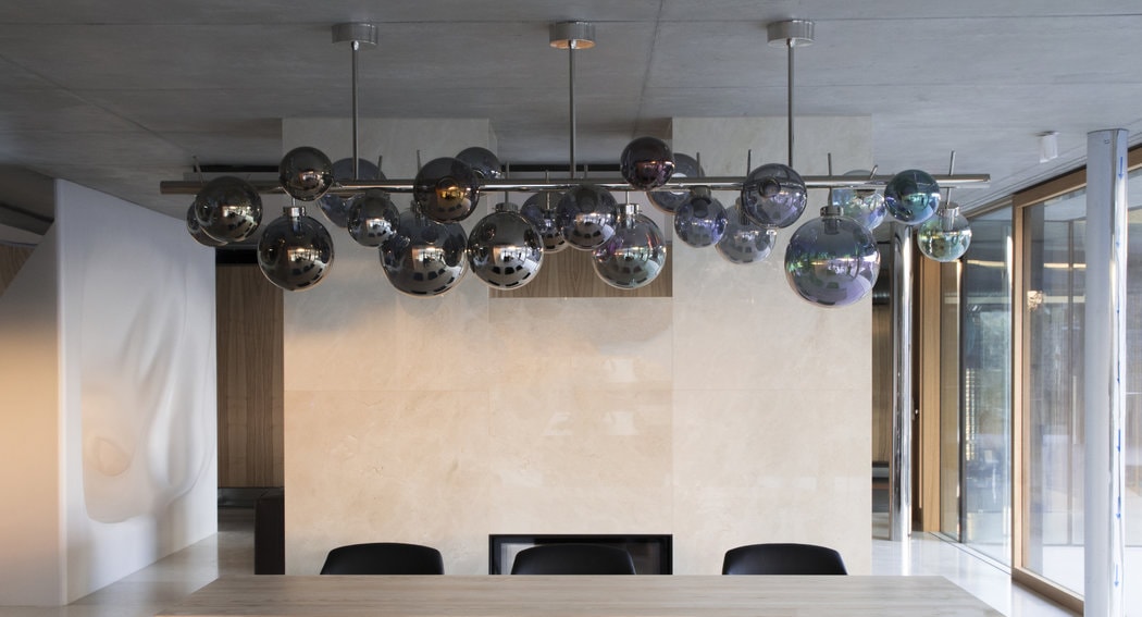bilberry glass site specific lighting object chandelier for private residence sklo světelný objekt lustr pro soukromý dům design rony plesl and jiri krejcirik