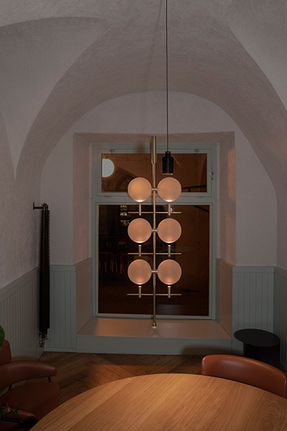 Luna-lights-at-the-prague-old-town-interior-designed-by-jiri-krejcirik